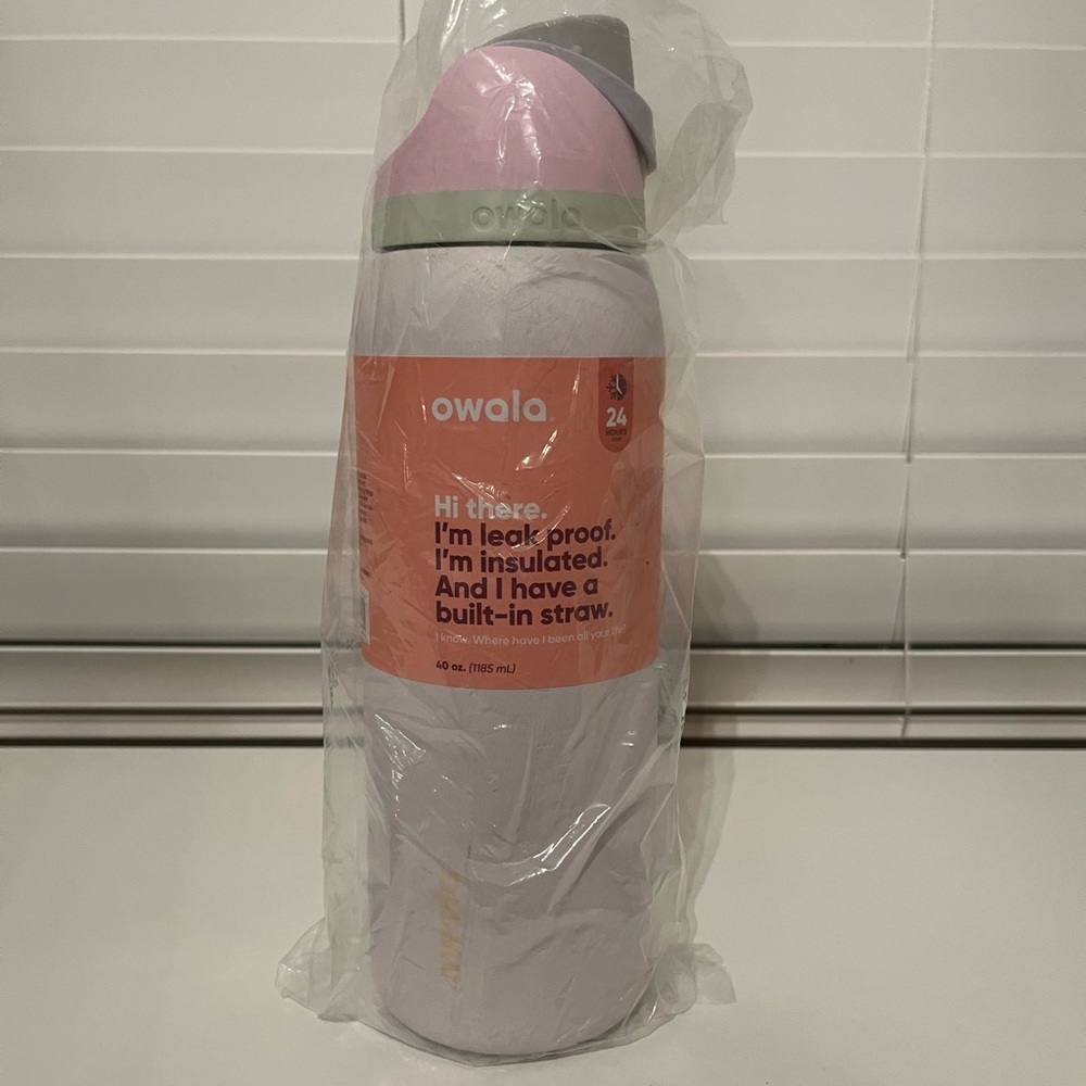 NWT LIMITED EDITION OWALA 32 oz Candy Coated free sip water bottle